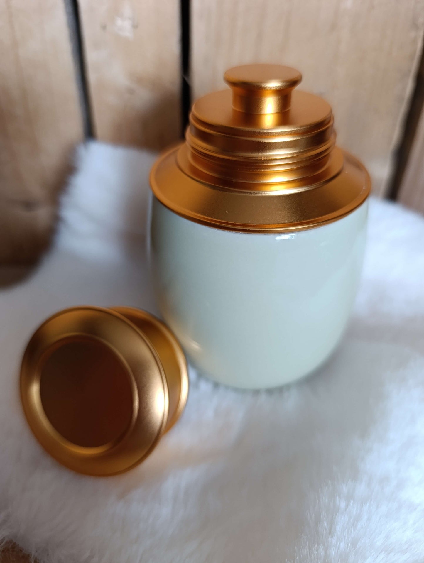Keramische urn met gouden deksel