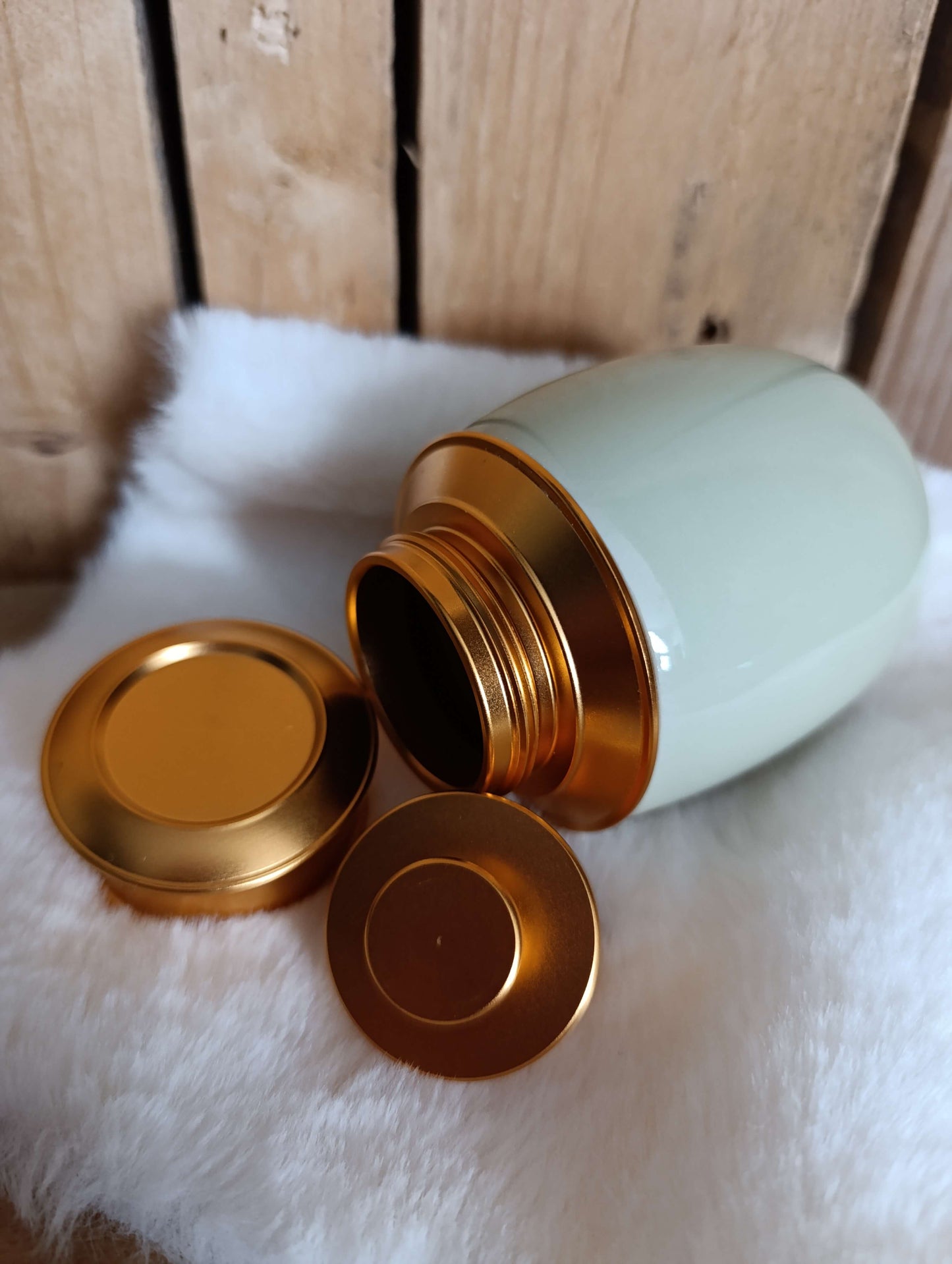 Keramische urn met gouden deksel