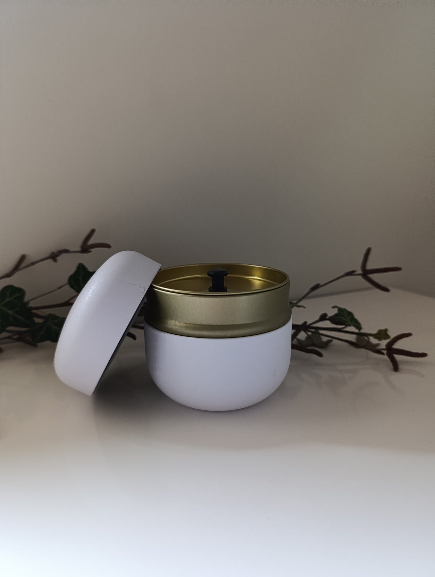 Urn wit met goud accent