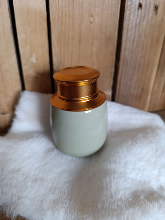Keramische urn met gouden deksel
