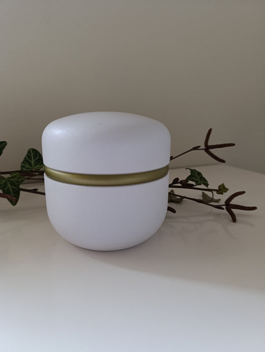 Urn wit met goud accent