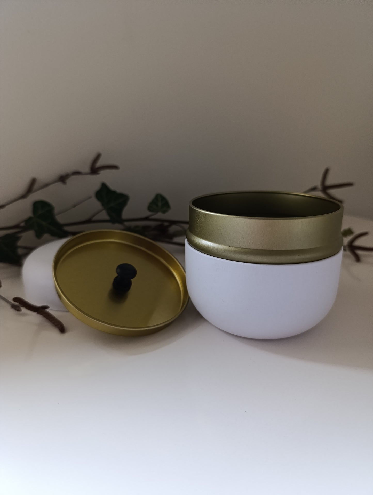Urn wit met goud accent