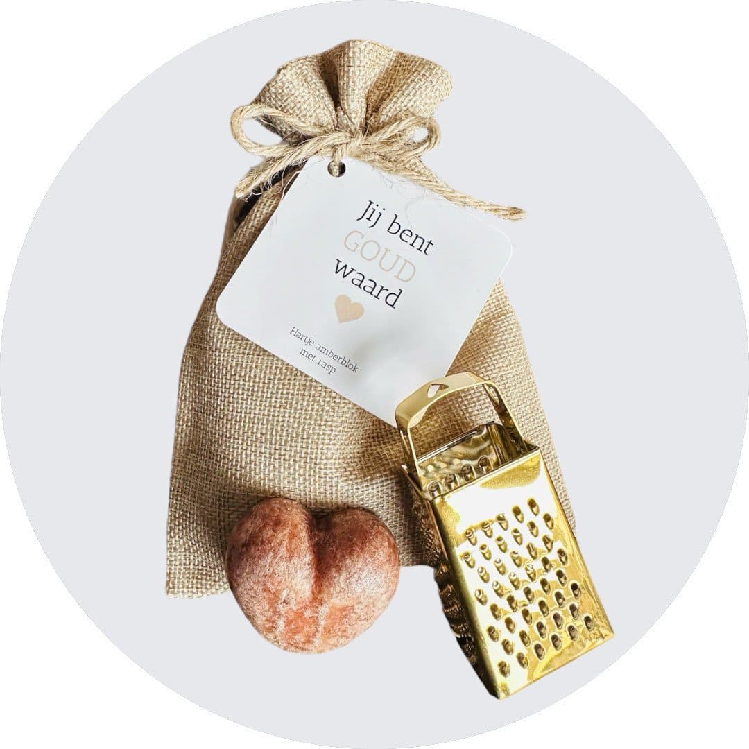Hartje amberblokje met rasp in jute zakje 'Jij bent goud waard'